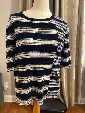 DKNY Navy and White Striped lightweight ribbed like short sleeve top navy and wh